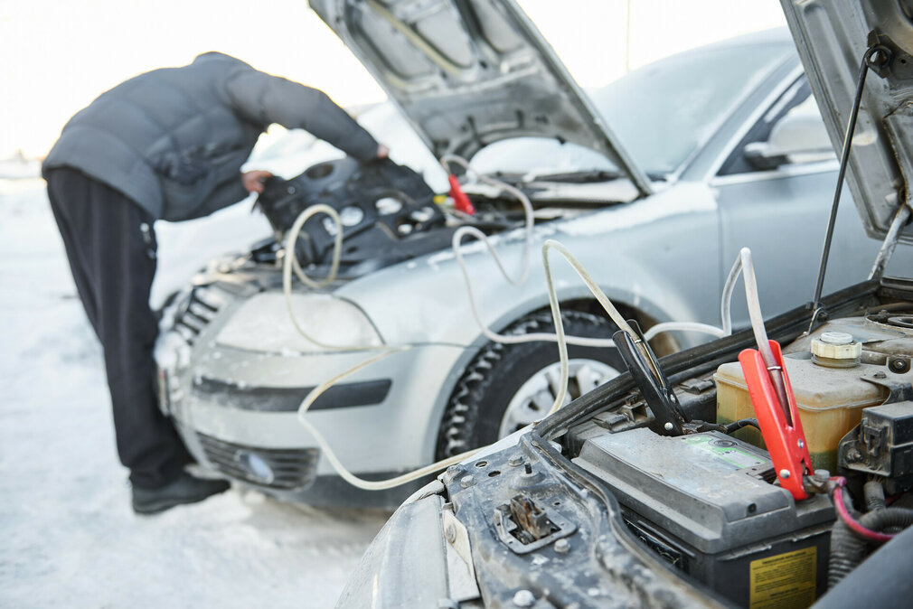 Nabíjačky autobatérií a štartovacie káble - nevyhnutná zimná výbava auta